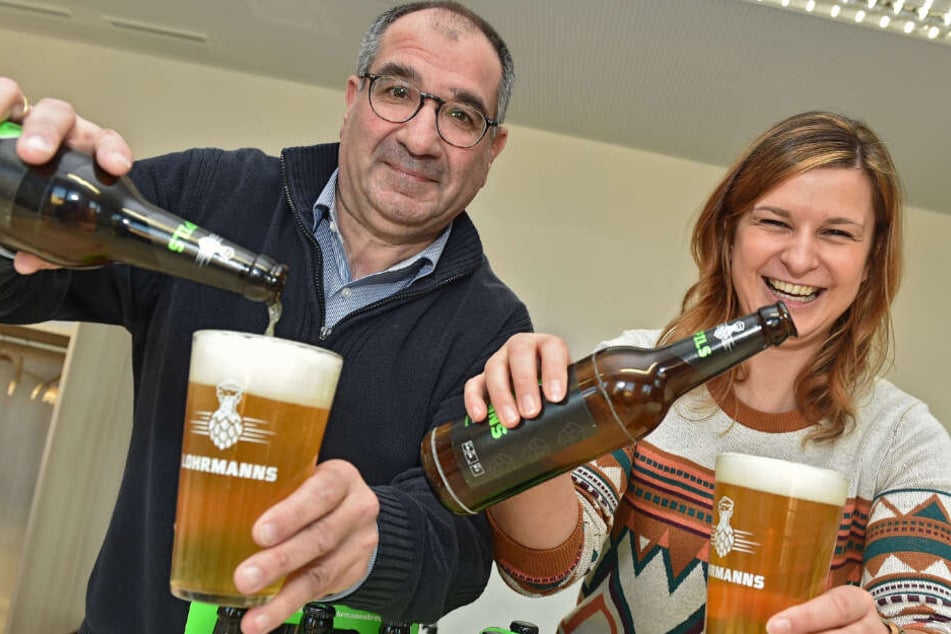 Eine kluge Wahl: Das erste sächsische Universitätsbier heißt "Lohrmanns", benannt nach dem Gründer der TU Dresden. Die Geschäftsführer Sophia Witte (29) und Francisco Arroyo (53) schenken ein.