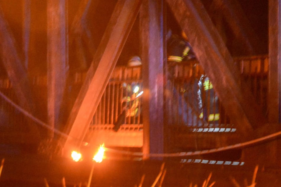 Kameraden der Feuerwehr löschten den Brand an einer Elektroleitung.