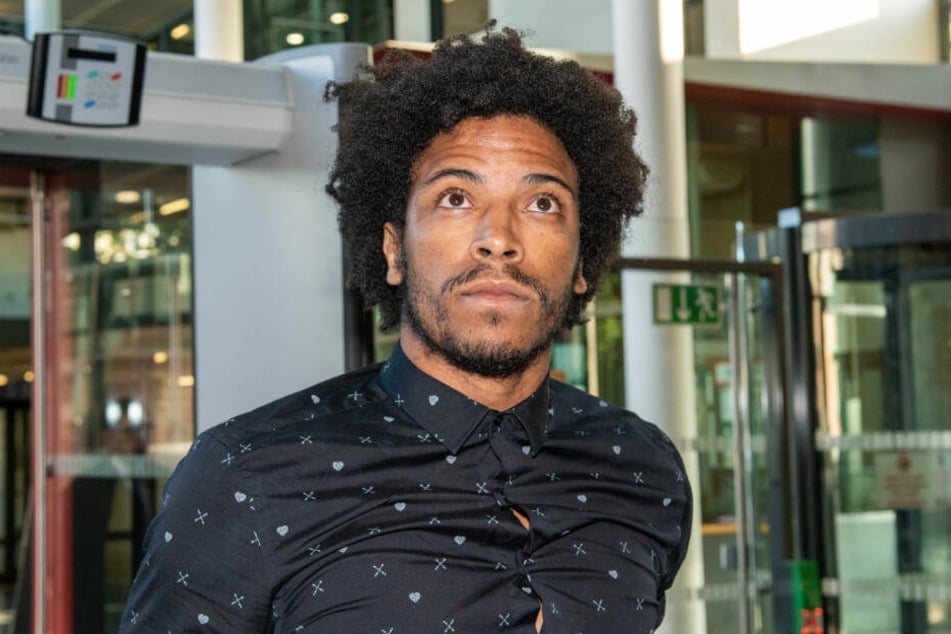 Caiuby da Silva betritt das Amtgericht in Augsburg.