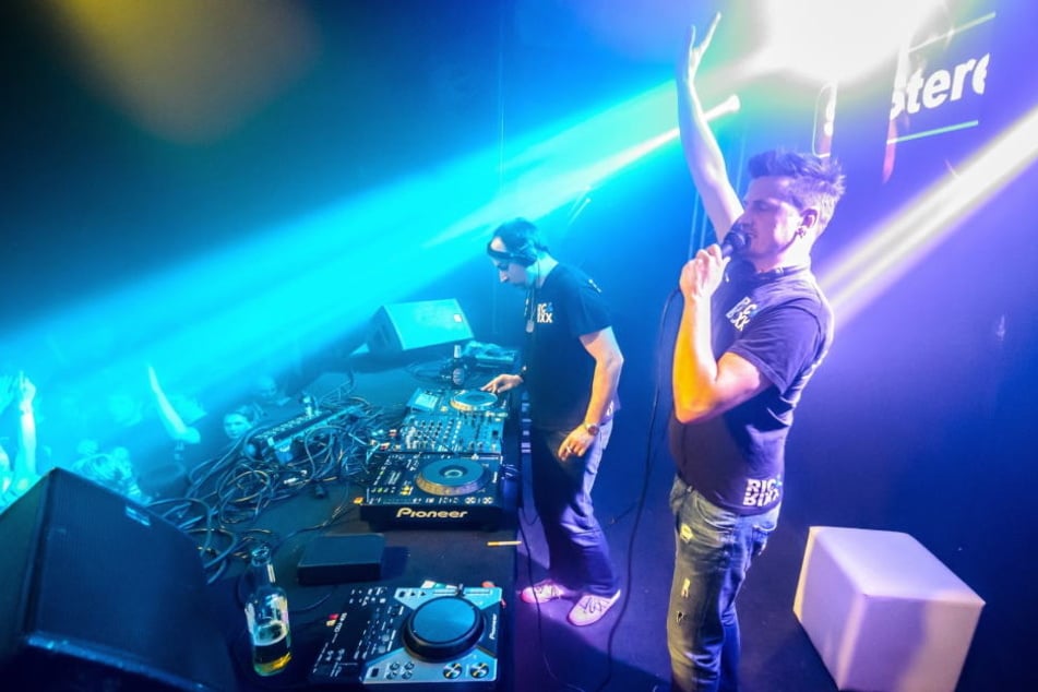 Immer 100 Prozent: Auf der Bühne hinterm DJ-Pult, da fühlen sich die Jungs wohl. Und sie geben immer alles für ihre Fans.