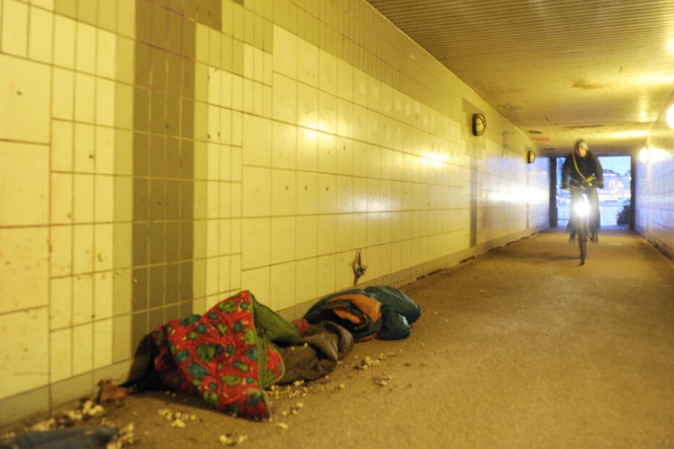 Schlafsäcke von Obdachlosen liegen in einer Brückenunterführung in Hamburg. Hier ist es immerhin trocken.