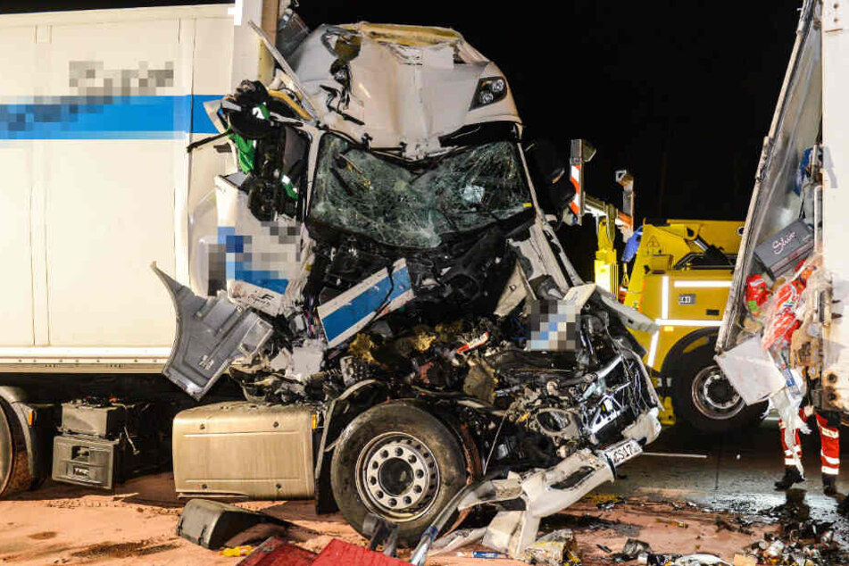 Ungebremst ist der Lkw-Fahrer in das Stauende gekracht.