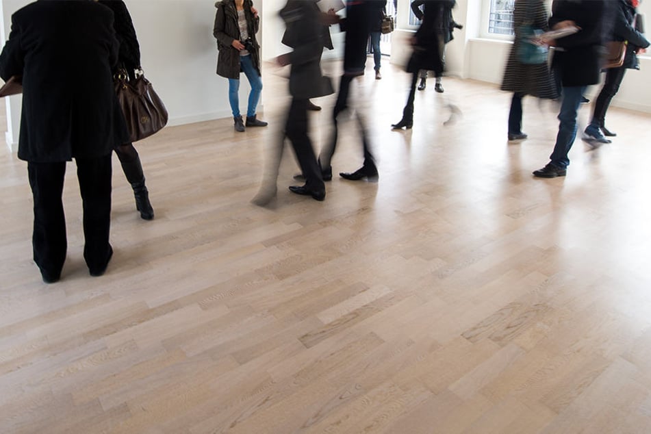 Wohnungssuchende treffen bei Besichtigungen oft auf massenhaft konkurrierende Bewerber. (Symbolbild)