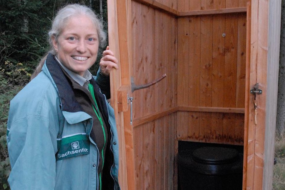Anke Findeisen vom Sachsenforst lädt Wanderer zum Besuch der stillen Örtchen
im Wald ein.