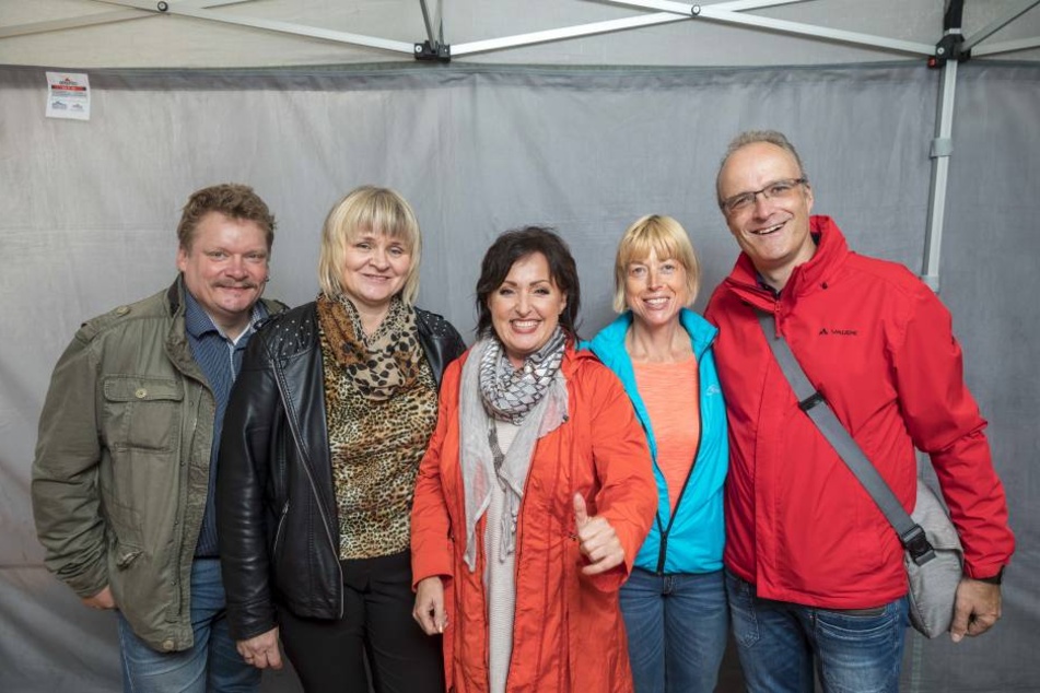 Maik (50, l.) und Gabriele Seidel (50, 2.v.l.), Claudia Lotter (44) und Lutz Reike (47) freuten sich über ein Backstage-Treffen mit Ute Freudenberg (60, Mitte).