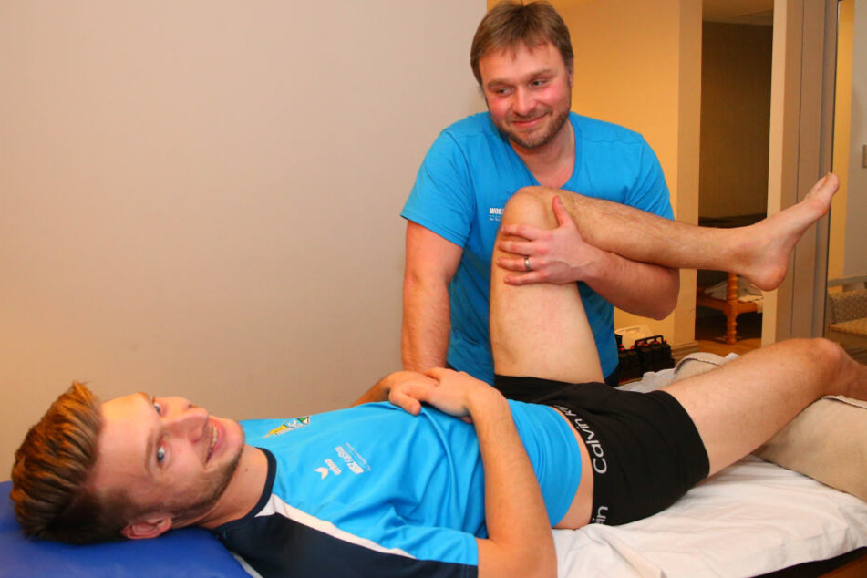 In guten Händen: Michael Blum ließ sich nach seiner Verletzung von Physiotherapeut Sebastian Lange behandeln.