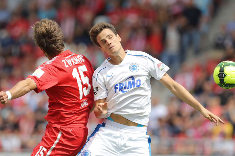 Eine Szene aus dem Hinspiel: Jonas Acquistapace (r.) im Trikot des SV Lotte gegen seinen jetzigen Mitspieler Ronny König.