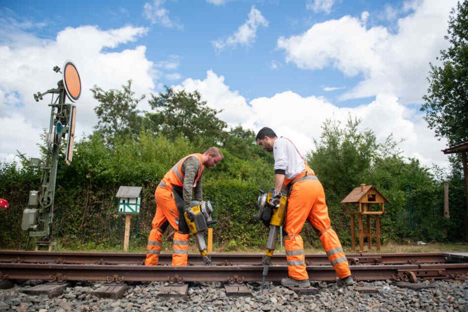 Die Deutsche Bahn nutzt die Sommerferien zu umfangreichen Bauarbeiten an ihrem Schienennetz in NRW.