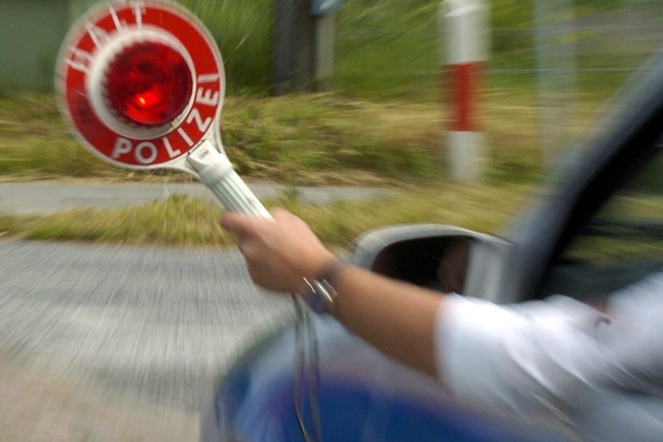 Als er den Wagen seiner Verwandten auf der Straße sah, reagierte der Mann sofort und rief die Polizei (Symbolbild).