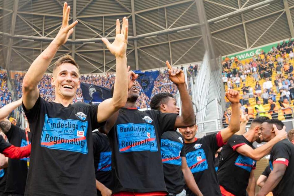 Die Mannschaft feierte den Aufstieg auf dem Fußballfeld.