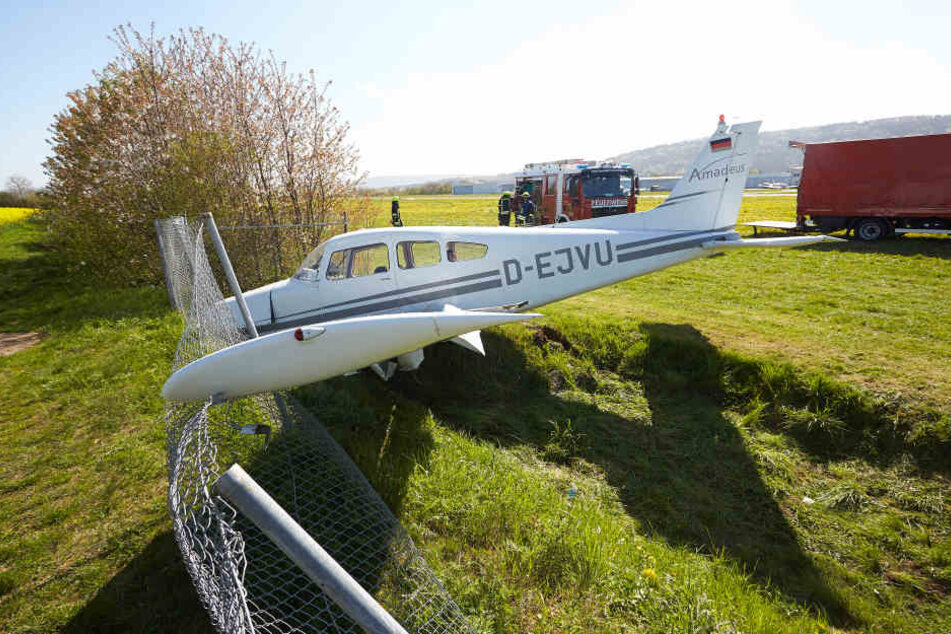Der Pilot blieb unverletzt, sein Co-Pilot zog sich leichte Blessuren zu. (Symbolbild)