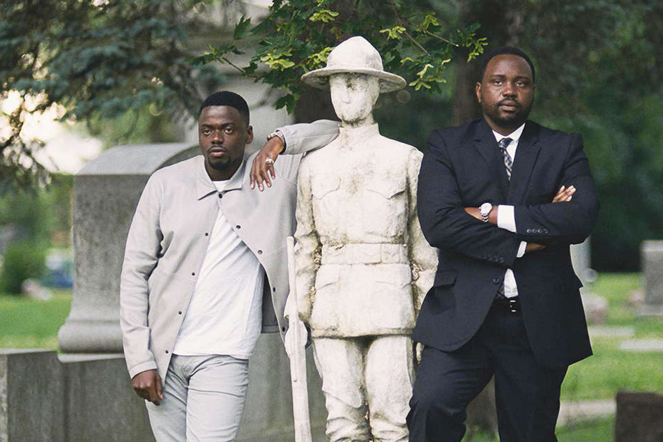 Jamal Manning (r., Brian Tyree Henry) und sein Bruder Jatemme (l., Daniel Kaluuya) beobachten Harrys Beerdigung aus der Ferne.