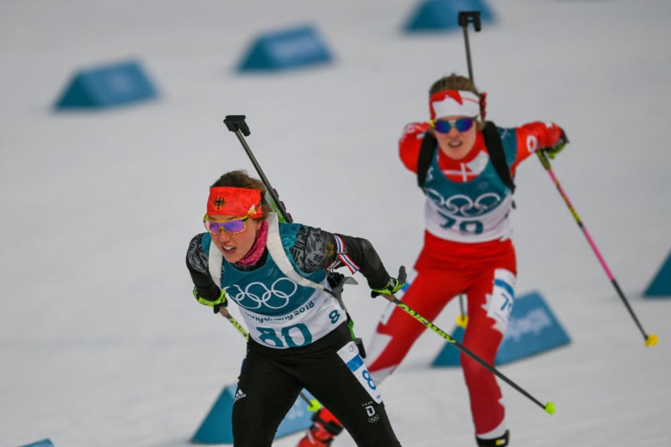 Auch im 15 Kilometer Biathlon-Einzel konnte sich Laura Dahlmeier (l.) eine Medaille sichern.