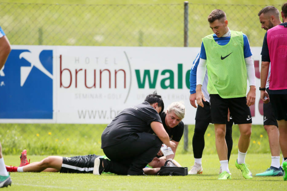 Sascha Härtel (am Boden) wurde nach seinem Trainings-"Unfall" sofort fachgerecht verarztet.