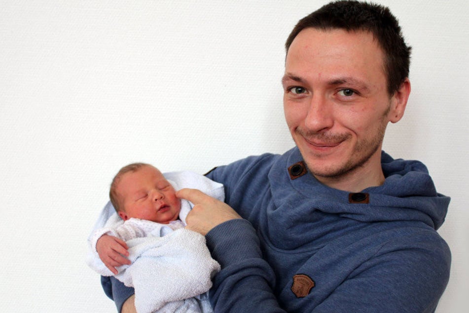 Stolz hält Papa Robert Quurk am 24. Dezember 2016 sein Töchterchen Joleen im Arm. Sie war 2016 das einzige Christkind in Erfurt.