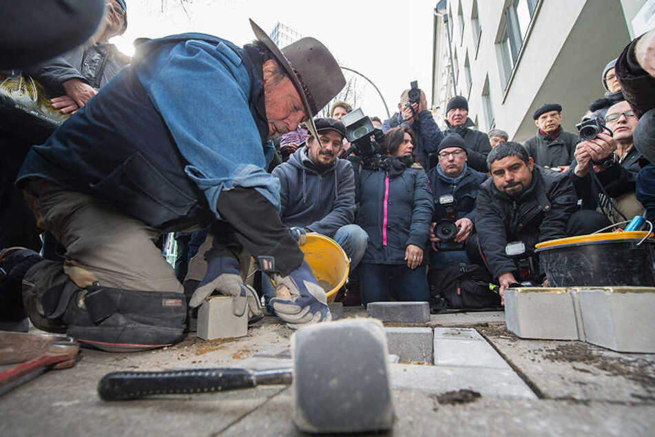 Der Künstler Gunter Demnig beim Verlegen von Stolpersteinen. Im Herbst soll er mit elf Gedenksteinen für die Familie Rosenzweig nach Leipzig kommen.