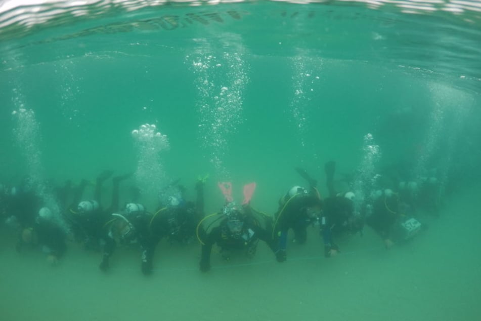 360 Taucher bildeten unter Wasser am Rye-Pier der Halbinsel Mornington vor Melbourne eine mehr als 270 Meter lange submarine Menschenkette.