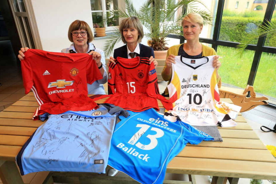 Die Trikots hatte Oberbürgermeisterin Barbara Ludwig (55, SPD) geschenkt bekommen.