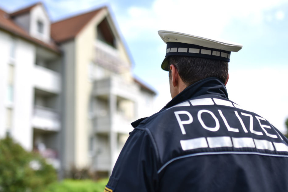 Die Betrüger geben sich als Polizisten aus.