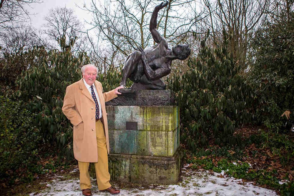Johannes Gebbing (87) im Januar 2017 vor der Skulptur "Der Athlet" von Max Klinger.