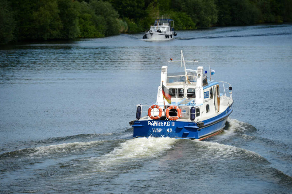 Die Wasserschutzpolizei wird die Schleuse am Dienstag nach Schäden absuchen. (Symbolbild)