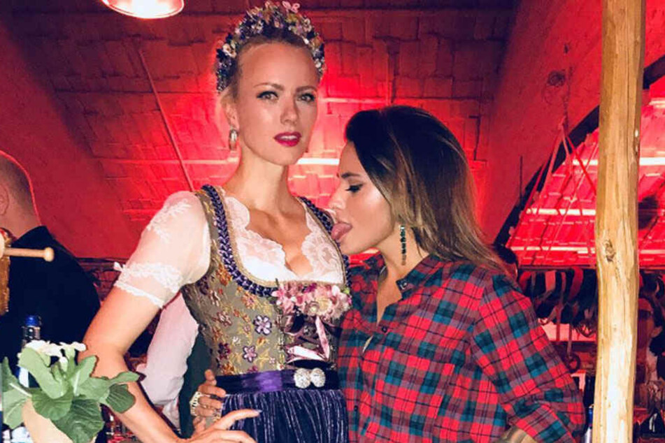 Sophia Thomalla kann den Blick von Franziska Knuppes Dekolleté gar nicht lassen.