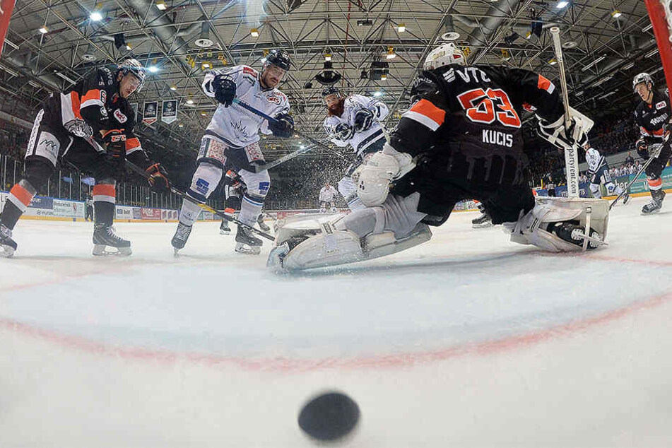 Kapitän Thomas Pielmeier (3.v.l) netzte die Scheibe zum 1:1-Ausgleich ins Frankfurter Gehäuse. Ein zweiter Eislöwen-Treffer gelang aber nicht.