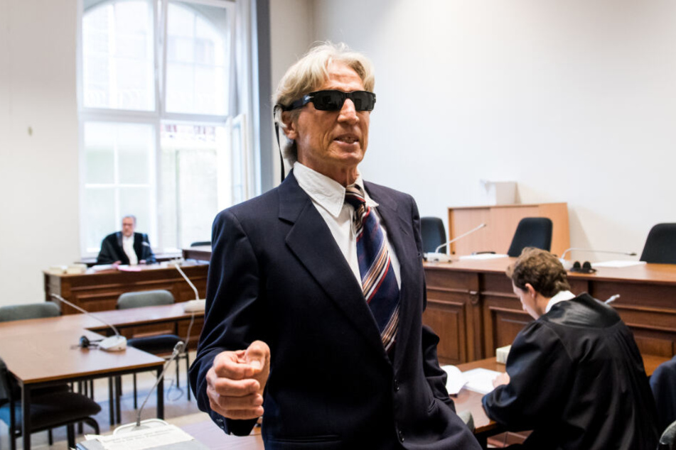 Der Bankräuber zieht vor dem Landgericht eine wahre Show ab.