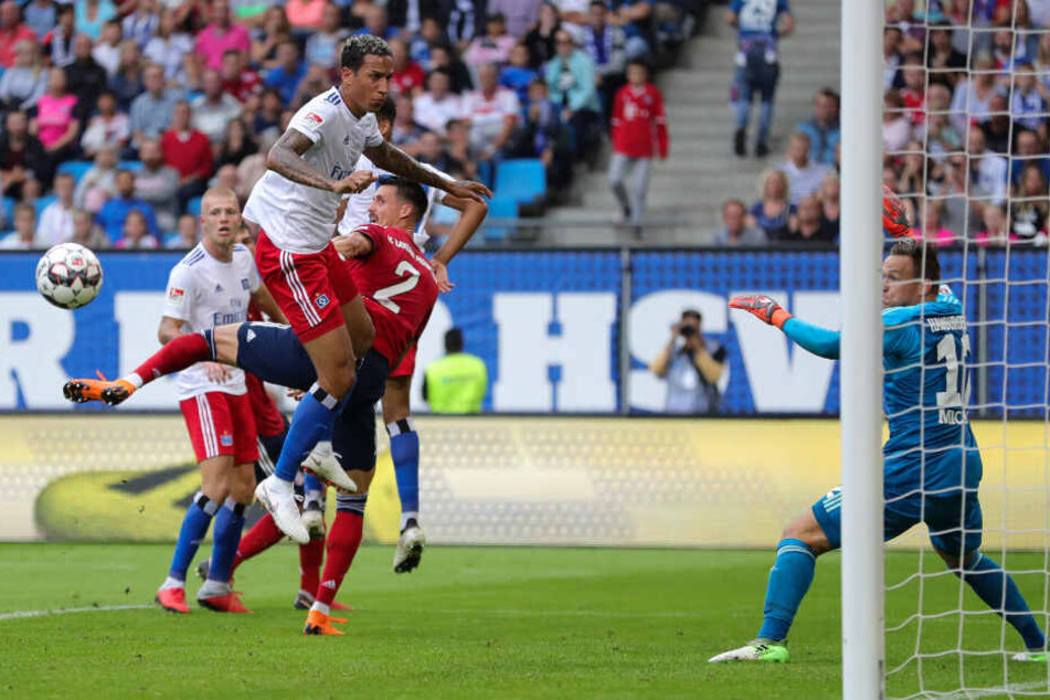 Testspiel Hamburger SV - FC Bayern München im Volksparkstadion. Hamburgs Leo Lacroix (Mitte) und Münchens Sandro Wagner (2. von rechts) kämpfen um den Ball, rechts Hamburgs Torwart Tom Mickel.