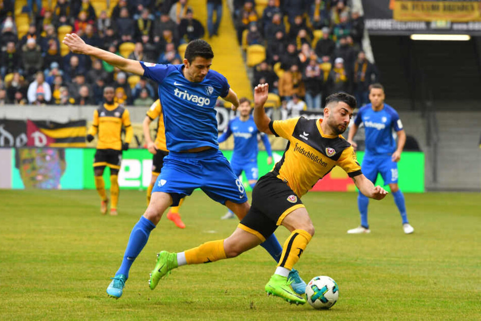 Ex-Dynamo Anthony Losilla foulte Aias Aosman (re.) nach nur 69 Sekunden - Elfmeter für die Schwarz-Gelben.