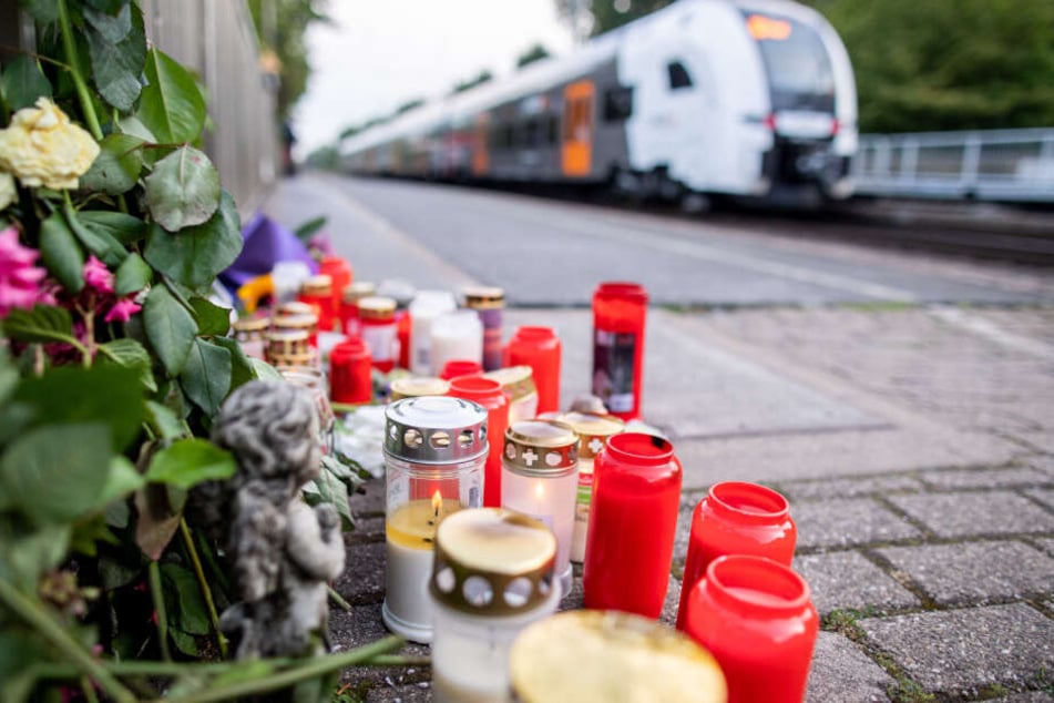 Blumen und Kerzen stehen an Gleis eins am Bahnhof. Ein Mann hat hier am 20.07.2019 eine ihm völlig unbekannte 34-Jährige vor einen einfahrenden Zug gestoßen und somit getötet.