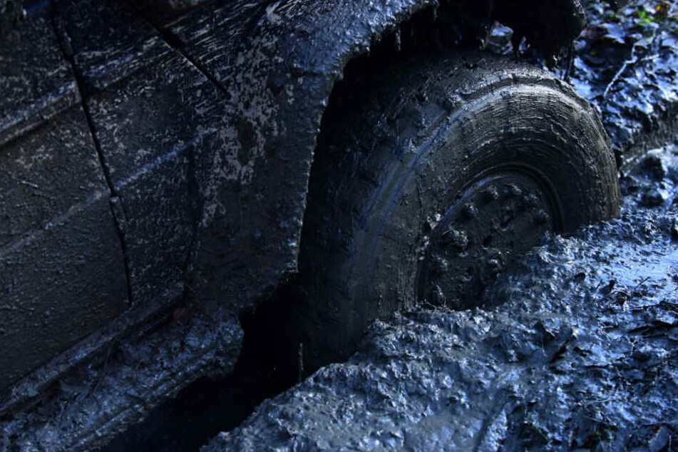Das Auto vergrub sich im Matsch und konnte nicht mehr befreit werden. (Symbolbild)