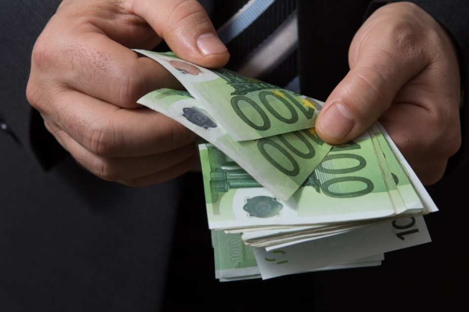 Insgesamt hatte der Täter 10.000 Euro von seinem Opfer erpresst.