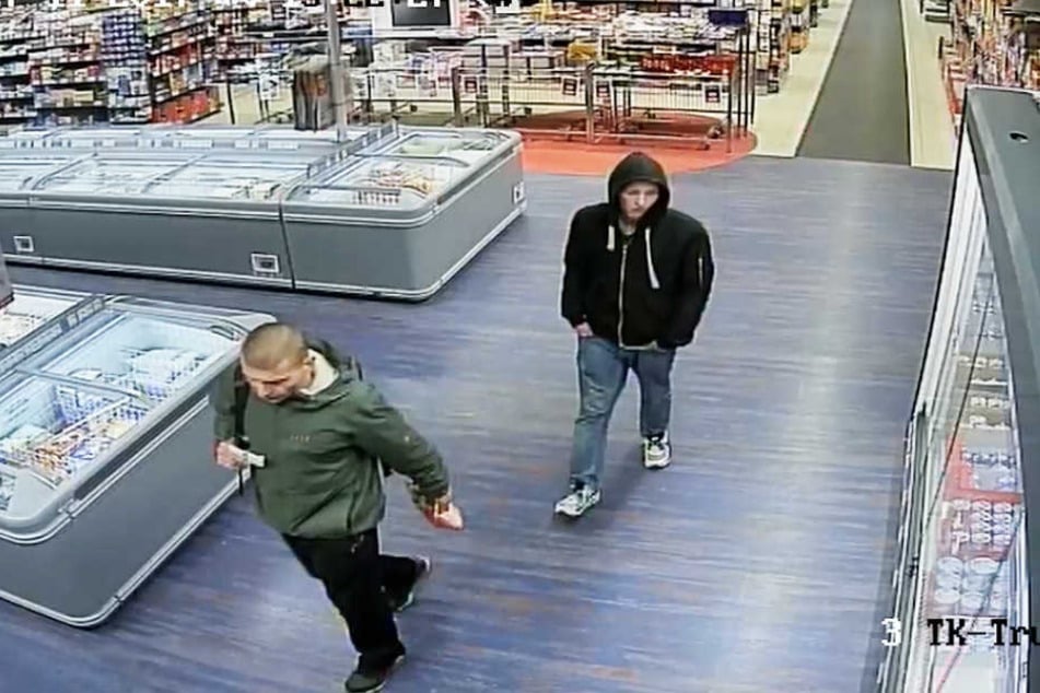 Diese beiden Männer sollen einen Diebstahl im NP-Markt begangen haben.