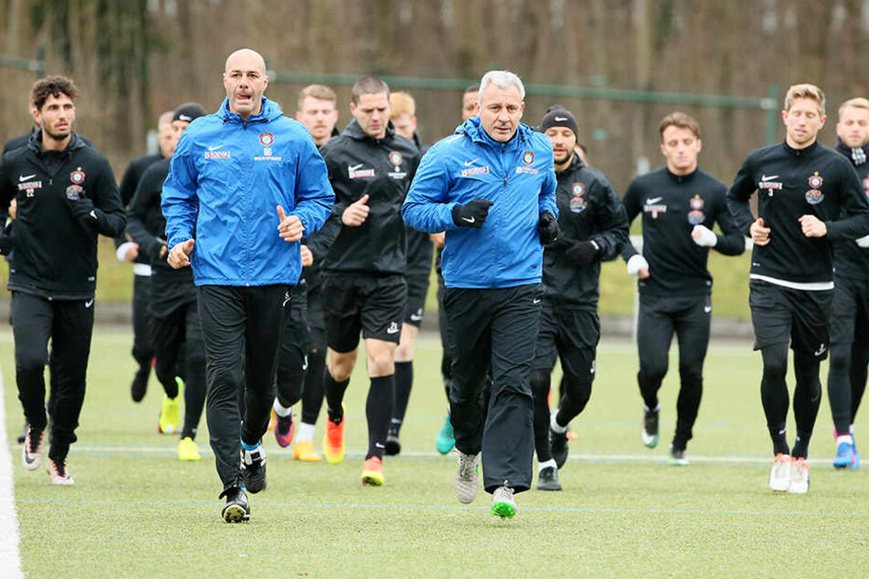 FCE-Coach Pavel Dotchev (v., r.) ging in dieser Woche im Training sprichwörtlich voran.