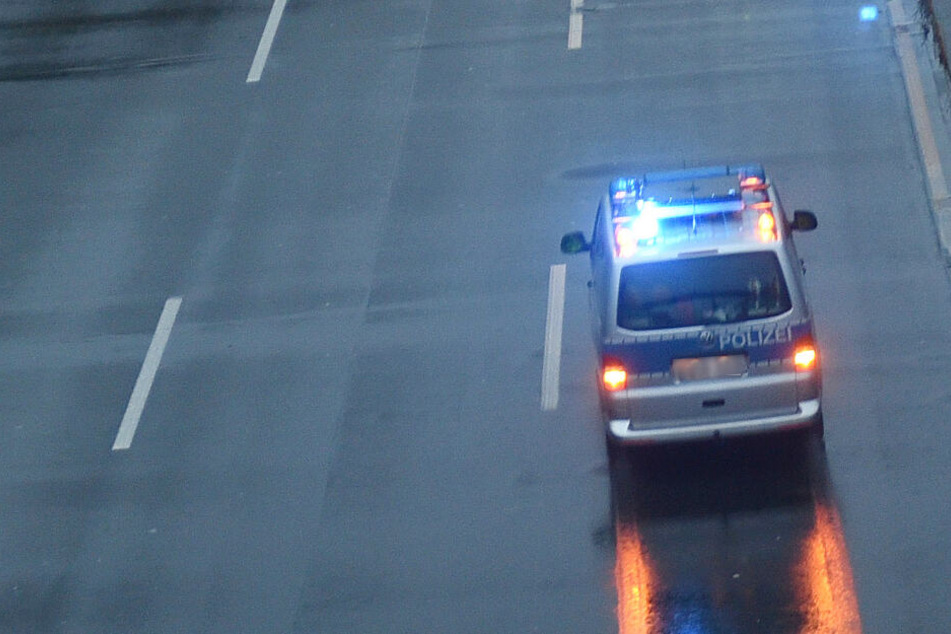 Die Polizei konnte den bewusstlosen Mann aus dem Auto bergen. (Symbolbild)