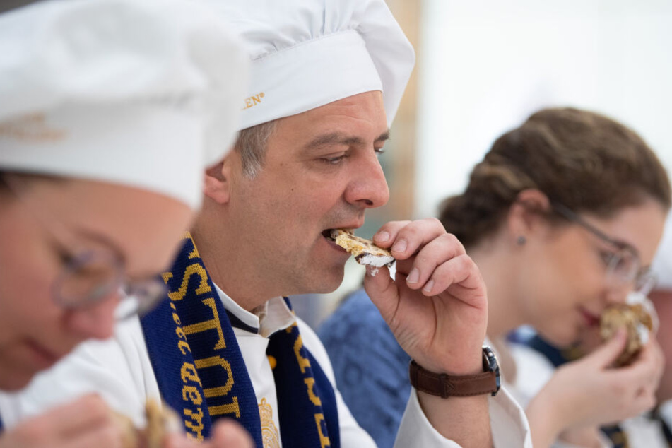 Bäckermeister Heiko Nieß lässt sich die Scheibe Stollen auf der Zunge zergehen.