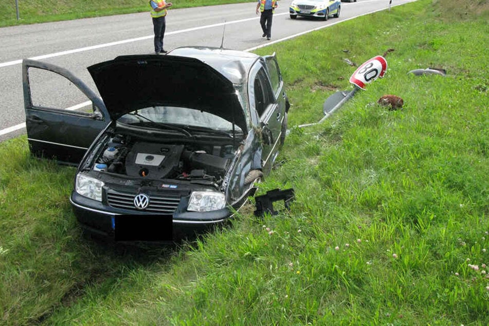 Der VW überschlug sich mehrfach und landete im Graben.
