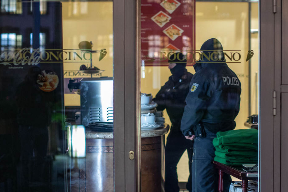 In NRW durchsuchten Polizisten ein Eiscafé im Citypalais in der Duisburger Innenstadt.