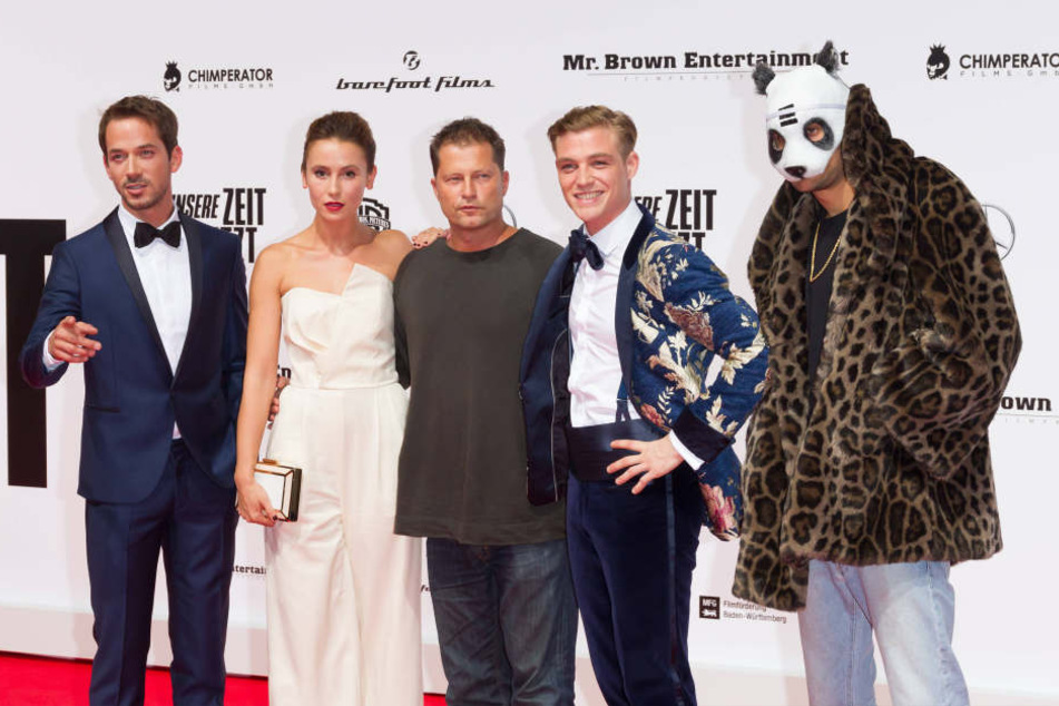 Til Schweiger (52, m.) mit Rapper Cro (26, r.) und weiteren Kollegen auf der Premiere seines Films "Unsere Zeit ist jetzt".