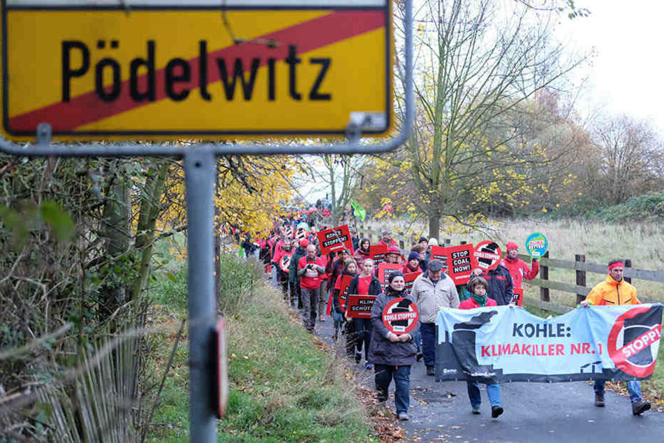 Hunderte protestierten gestern gegen die geplante Abbaggerung weiterer Dörfer
südlich von Leipzig.
