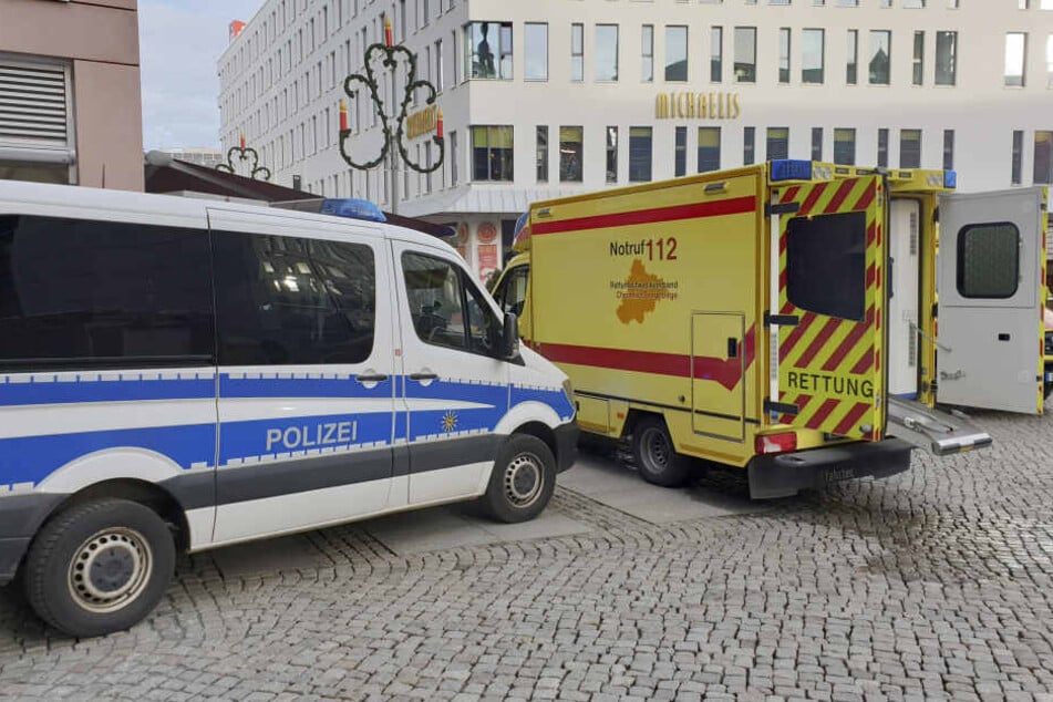 Vier Personen wurden mit Verdacht auf Rauchgasvergiftung in ein Krankenhaus gebracht.