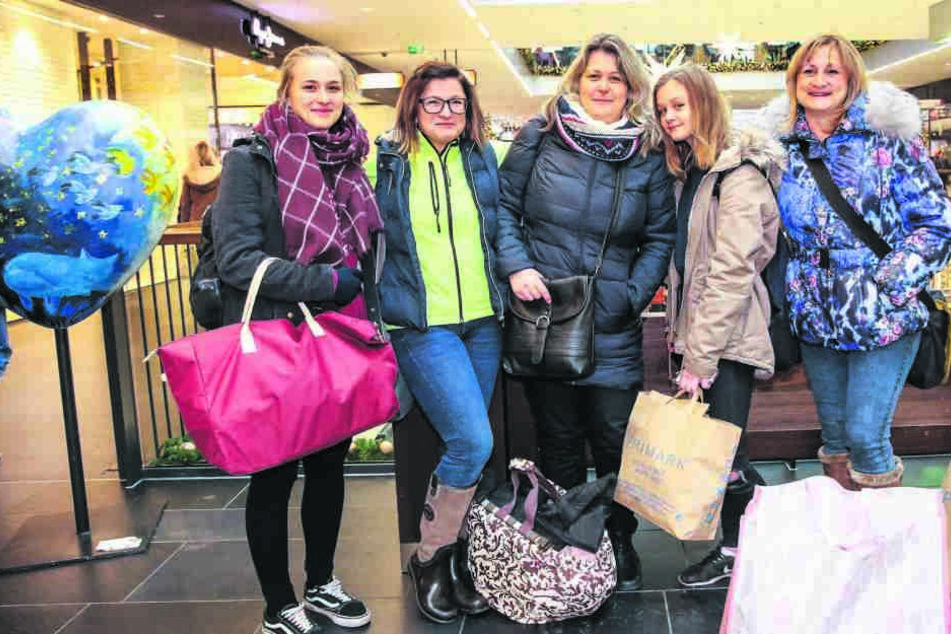 Einkaufen satt zu guten Preisen. Das lockt diese Mädelsrunde aus Prag nach Dresden.
