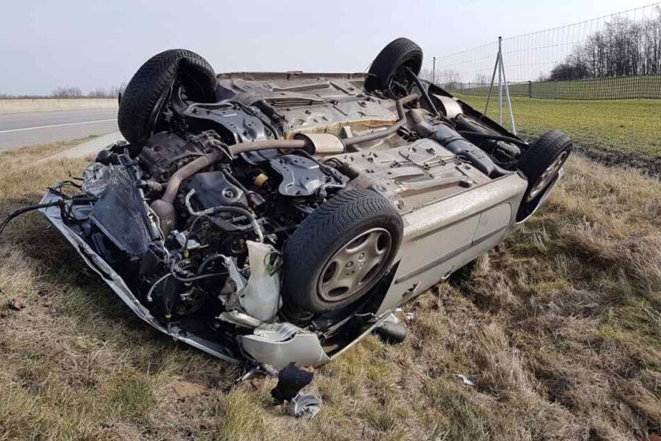 Auch das Auto des Verursachers blieb auf dem Dach liegen.
