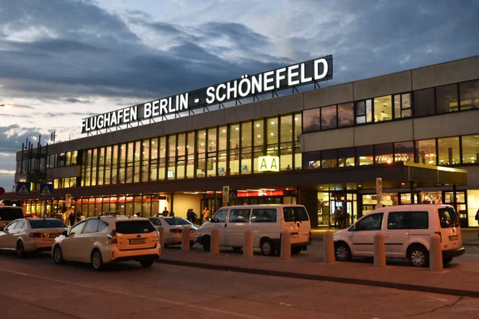 Der Flugbetrieb am Flughafen Schönefeld wurde wegen einer Weltkriegsbombe eingestellt (Symbolbild).