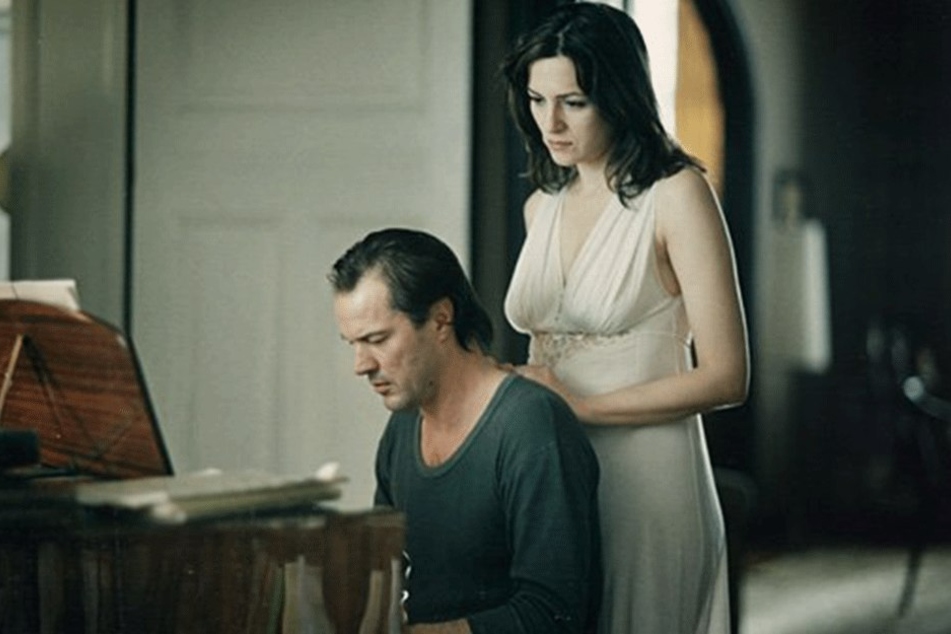 2005 spielte Sebastian Koch im oscarprämierten Film „Das Leben der Anderen“ mit, hier im Foto mit Martina Gedeck.