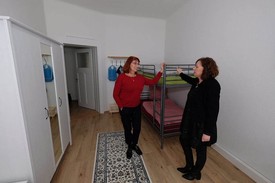 Integrationsministerin Köpping (SPD, l.) und Hanna Richter vom Leipziger Verein Frauen für Frauen e.V. in einer Wohnung für geflüchtete Frauen in Leipzig.
