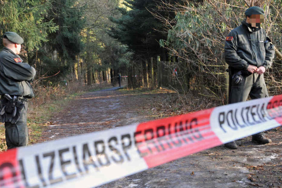 Die Polizei fand die Leiche des mutmaßlichen Täters in einem Waldstück. (Symbolbild)