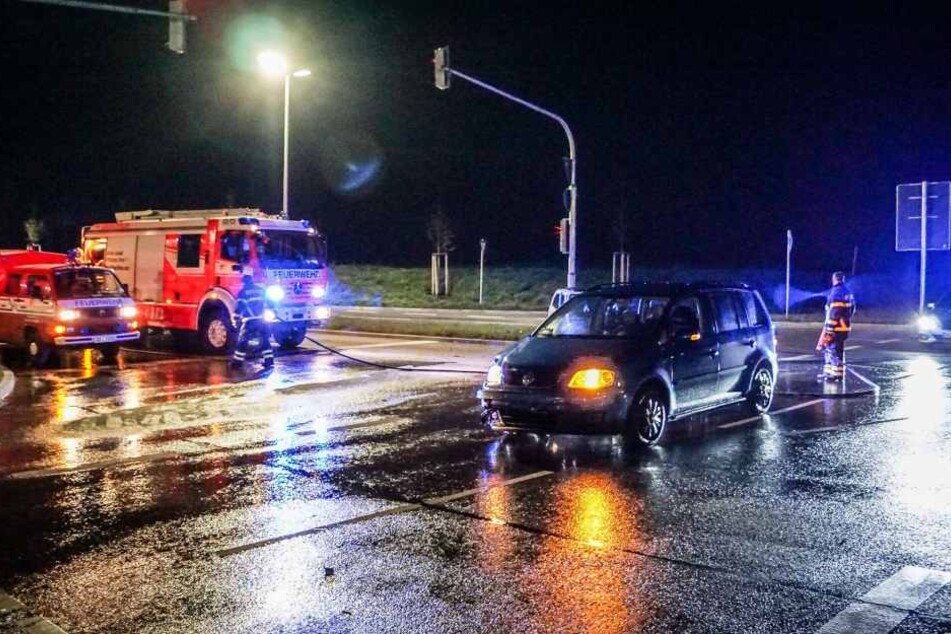 Weil ein Renault einem VW die Vorfahrt genommen hat, kommt es zu einem heftigen Zusammenstoß.