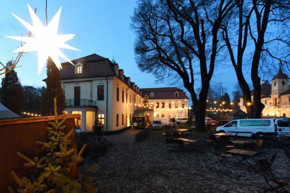 Der Weihnachtsmarkt auf Schloss Proschwitz wird auch in diesem Jahr wieder liebevoll geschmückt.
